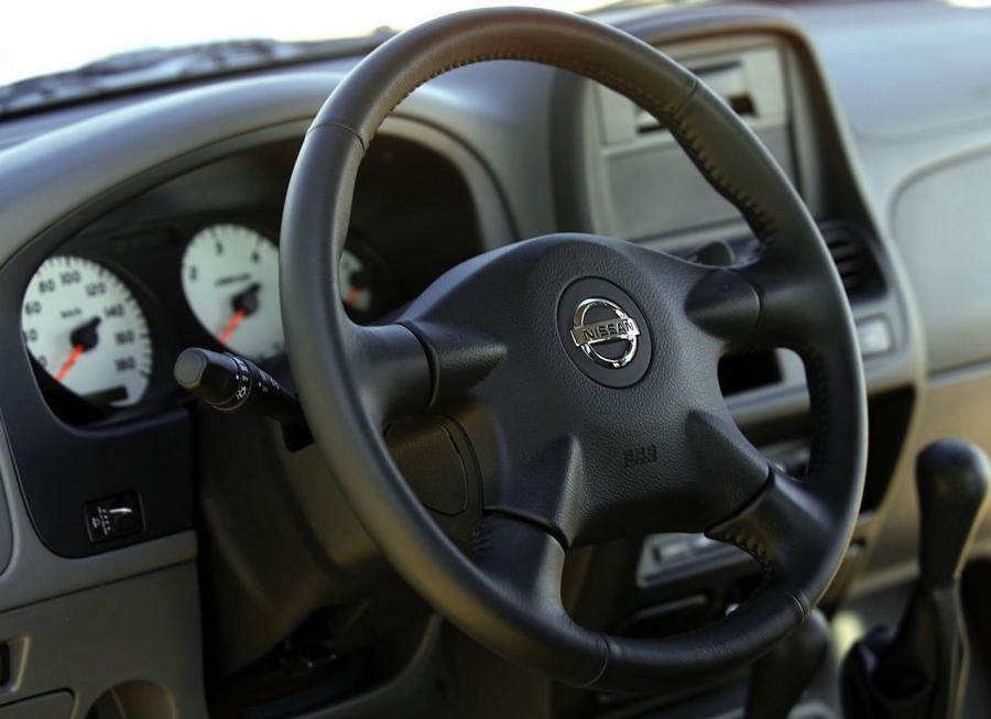  Nissan Navara Pickup Crew Cab 2001 года  (фото 10 из 11)